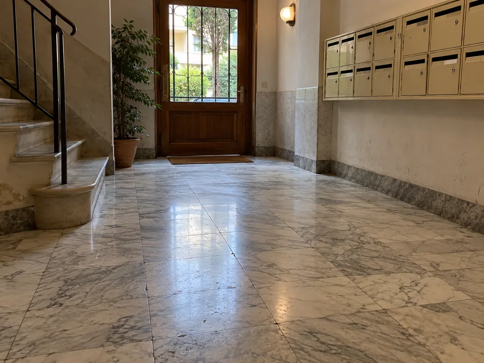 Un hall de copropriété et son marbre existant.