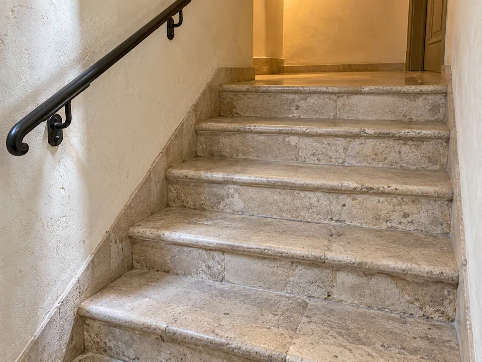 Un escalier existant en pierre.