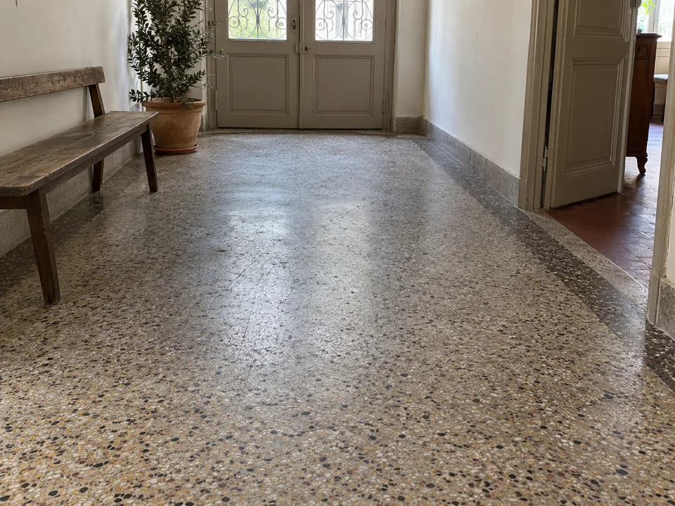 État avant rénovation d’un sol en granito ou terrazzo